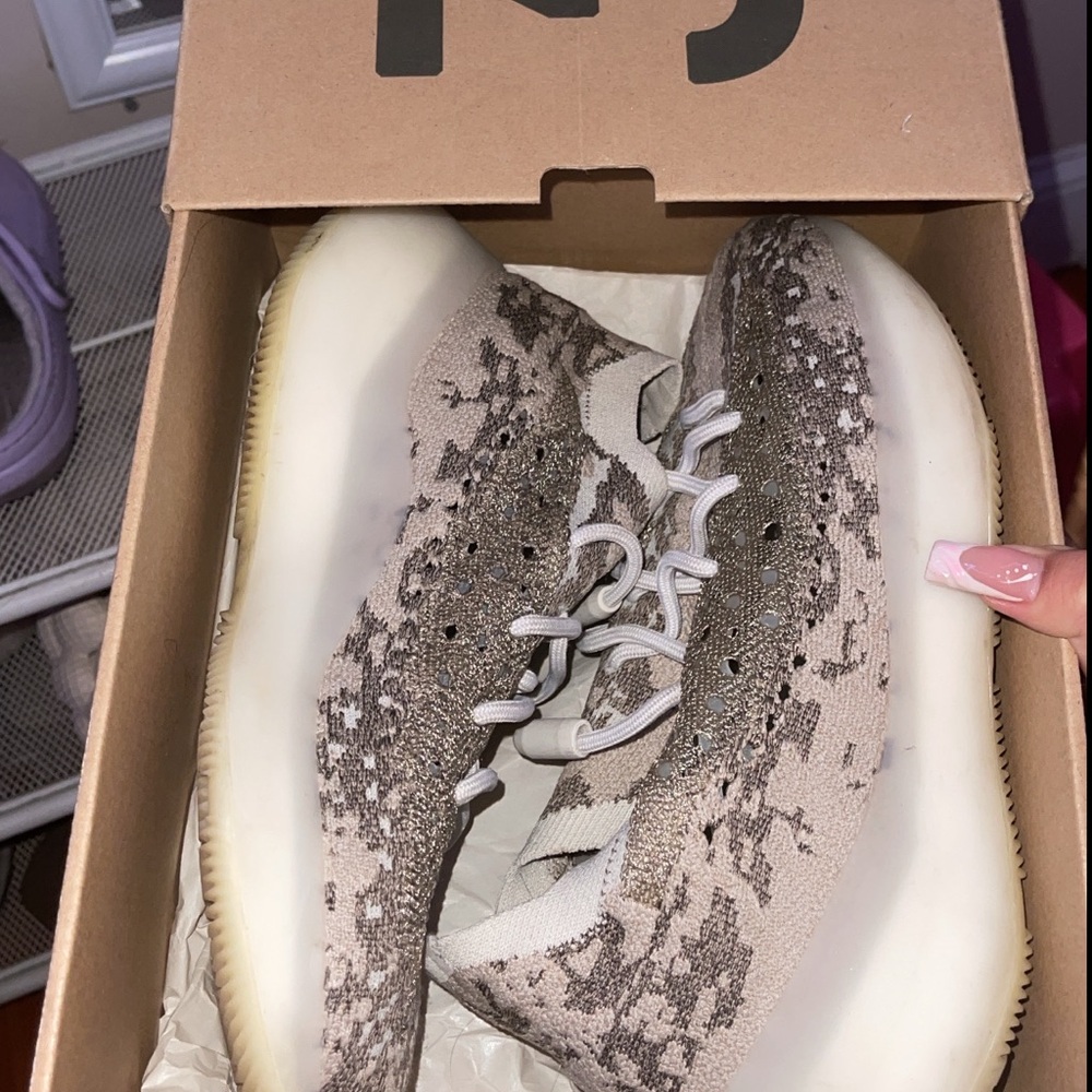 Hello, I am selling Yeezy 380 pyrite.